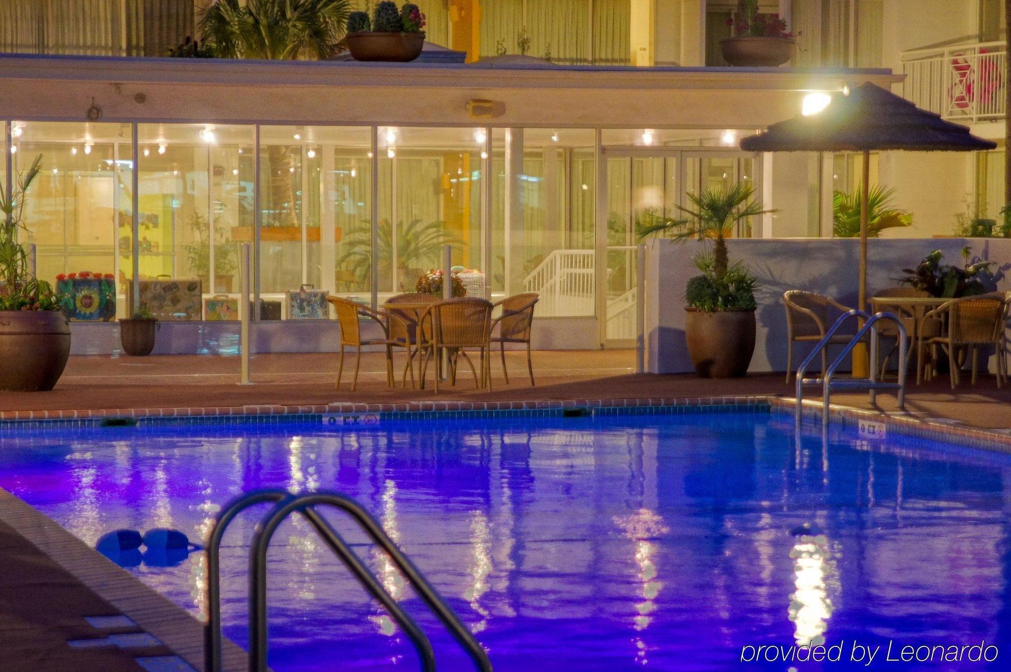 Hotel El Tropicano Riverwalk 3*