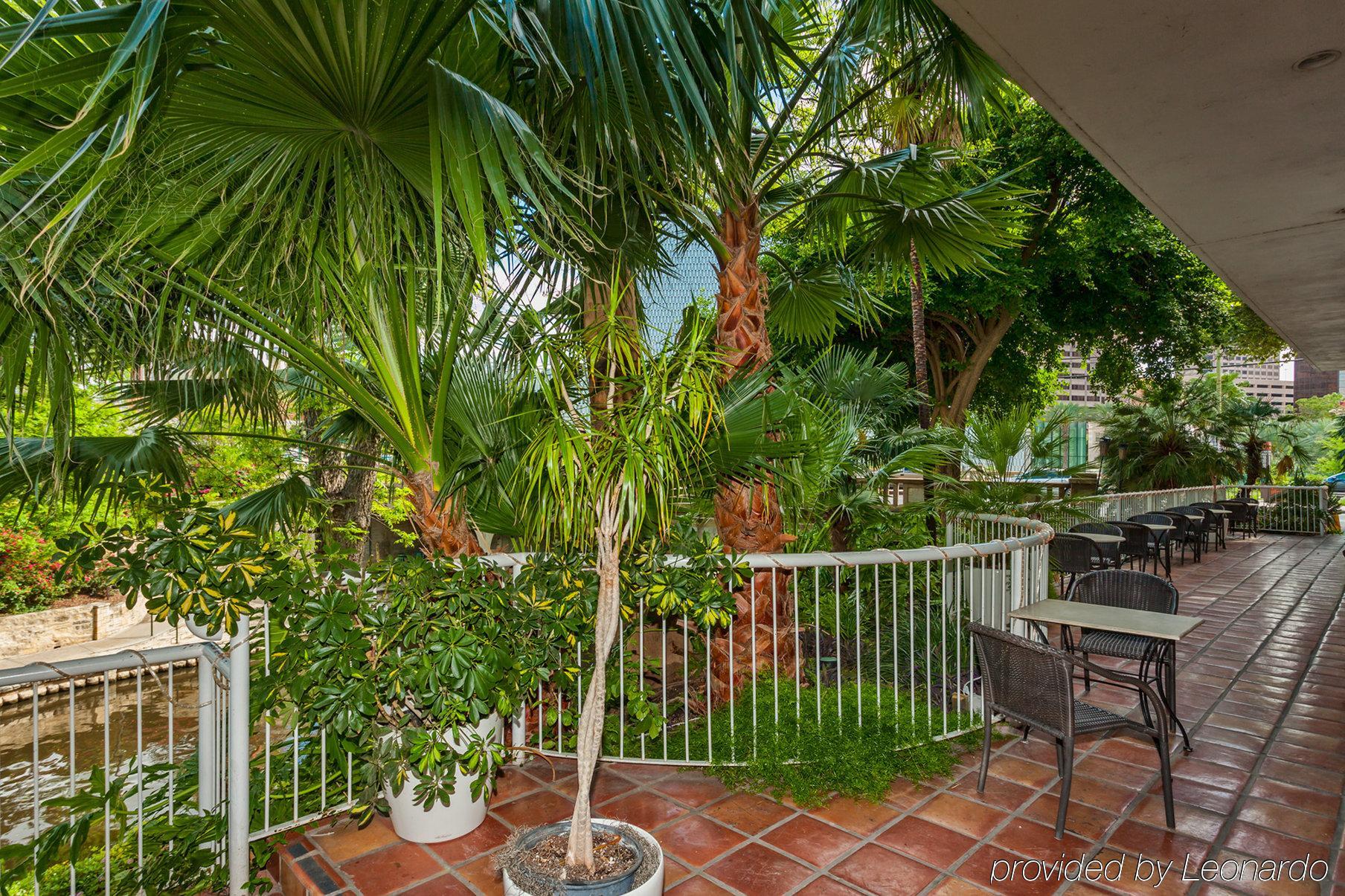 Hotel El Tropicano Riverwalk 3*