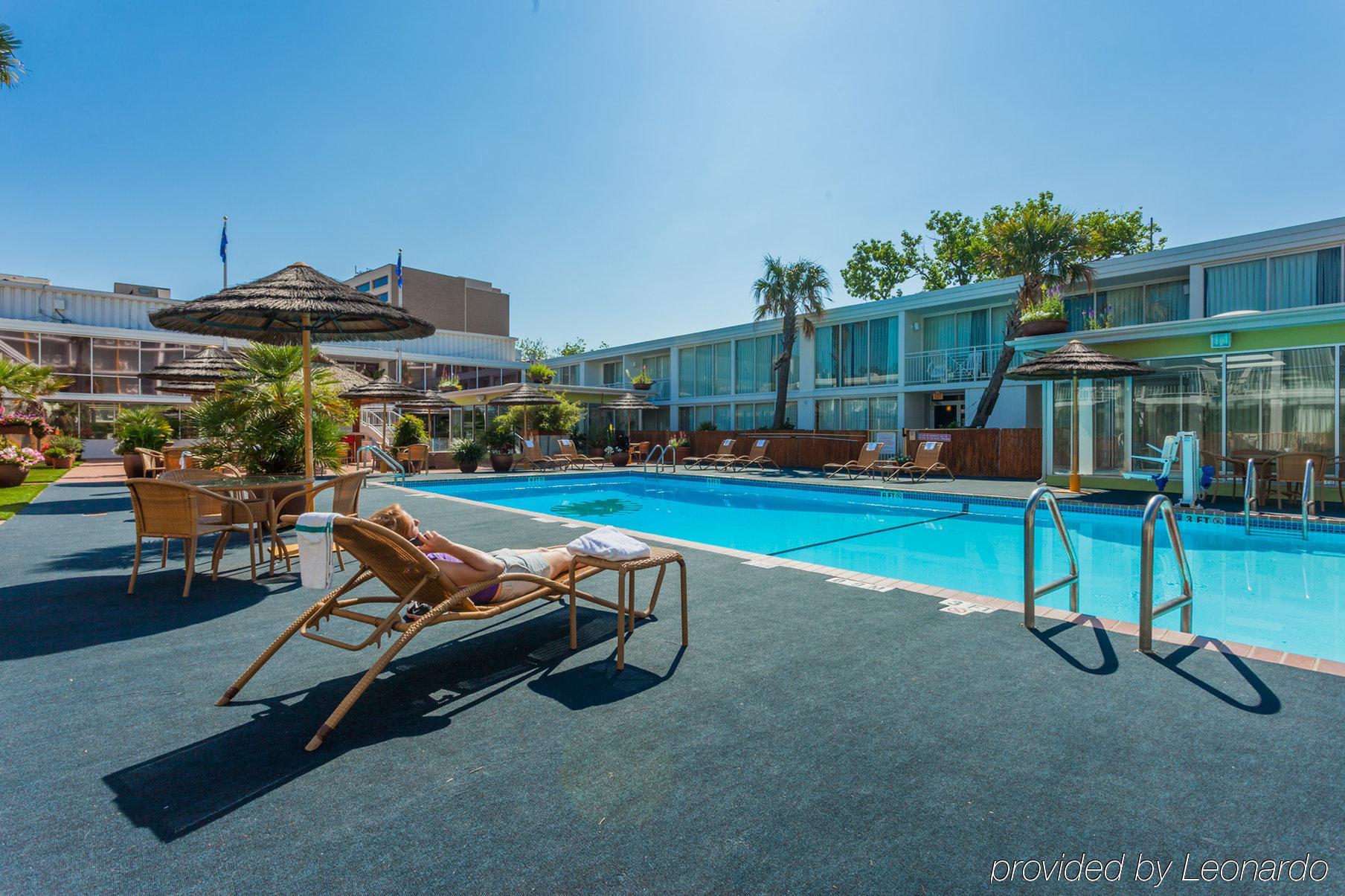 El Tropicano Riverwalk 3*