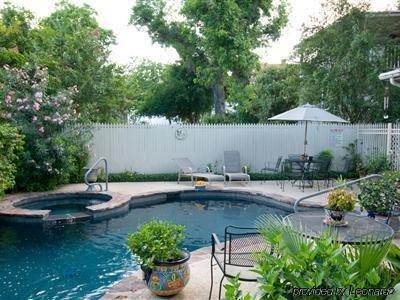 Brackenridge House 3*