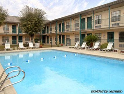 Deluxe Near Lackland Afb *