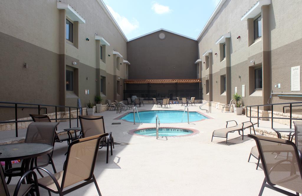 Country & By Radisson, Lackland Afb , Tx 3*