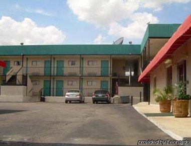 Oyo Lackland Afb Seaworld Hwy 90 W 2* San Antonio