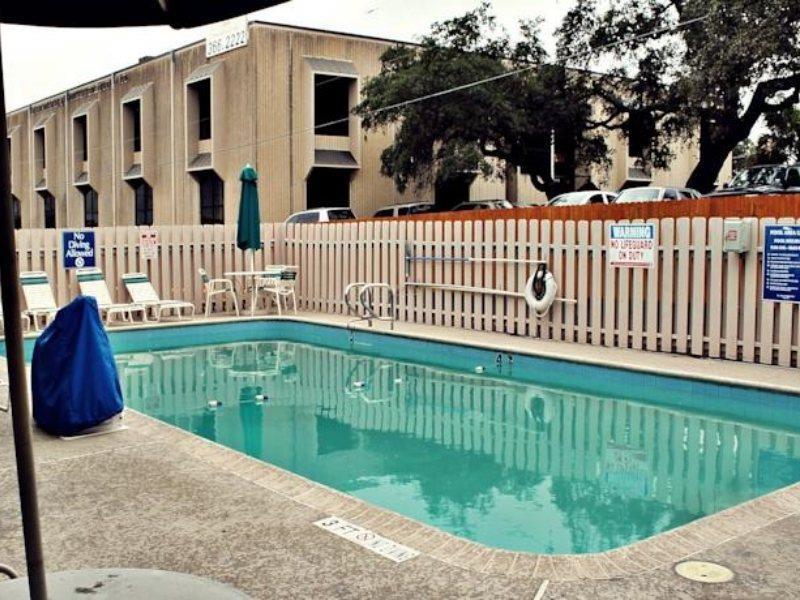 Baymont By Wyndham Near South Texas Medical Ctr Hotel 2*
