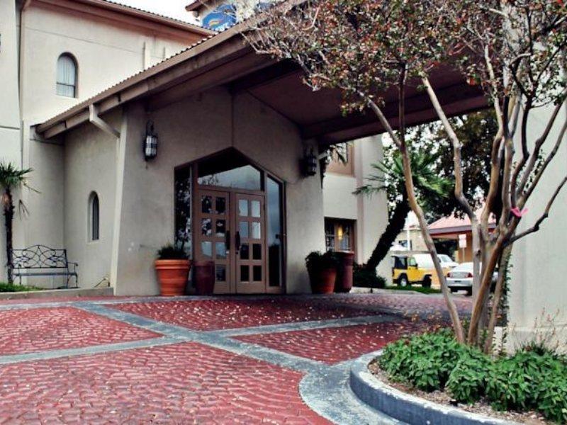 Hotel Baymont By Wyndham Near South Texas Medical Ctr
