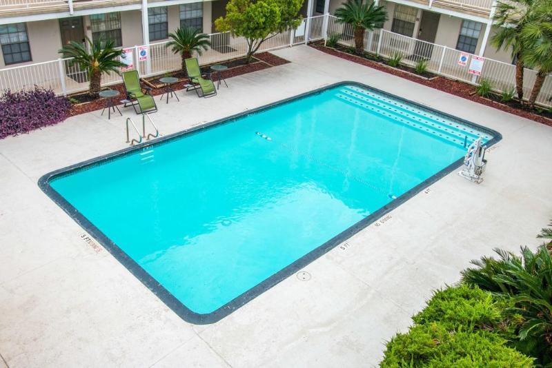 Deluxe Near Lackland Afb Hotel *