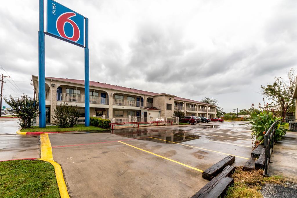 Hotel 6 San Antonio, Tx - Frost Bank Center
