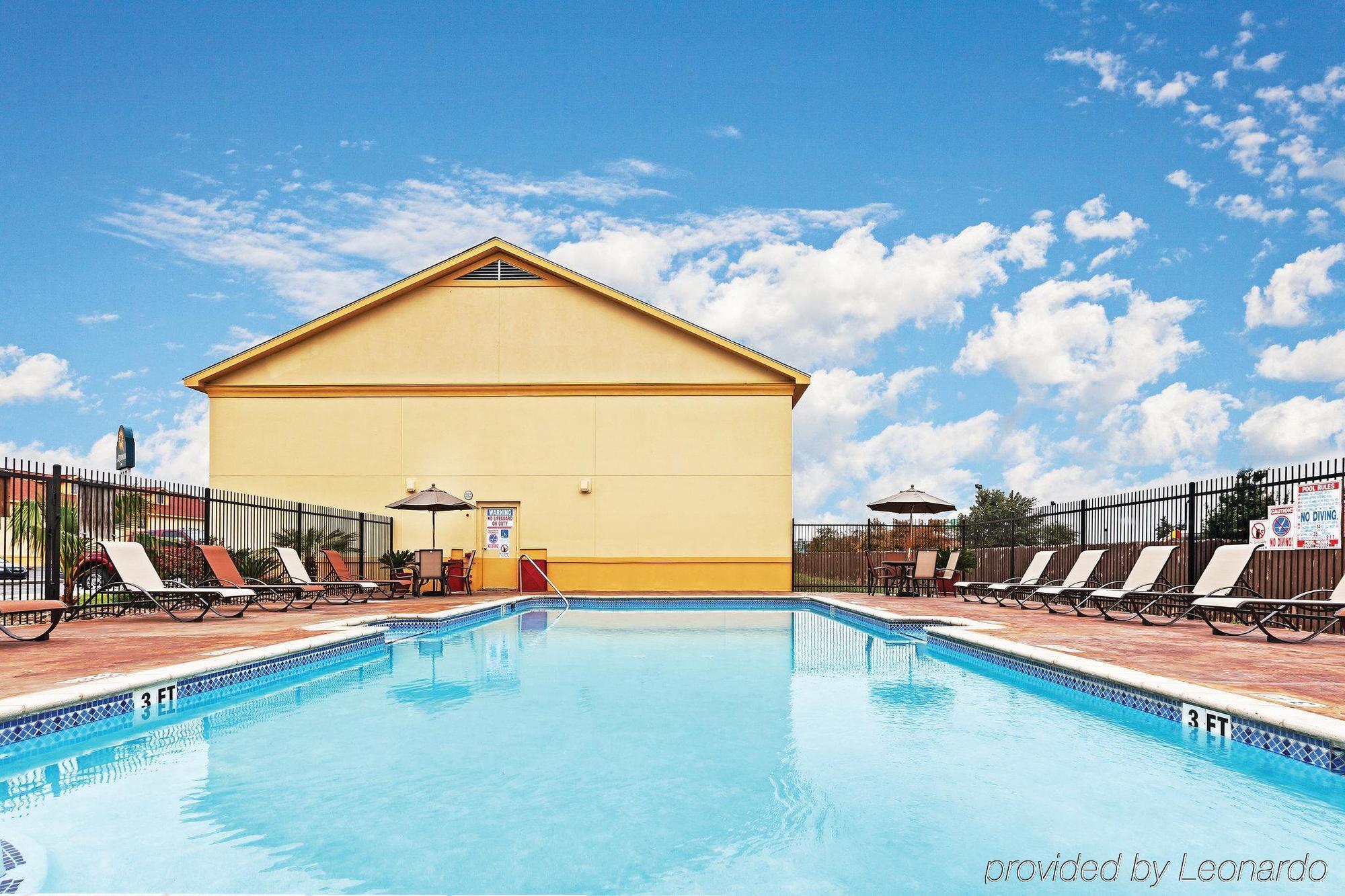 La Quinta By Wyndham Brooks City Base