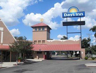 Days By Wyndham Splashtown/att Center Hotel San Antonio
