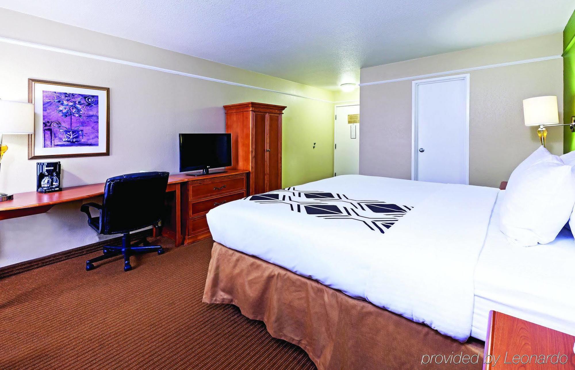 La Quinta By Wyndham Brooks City Base 3*