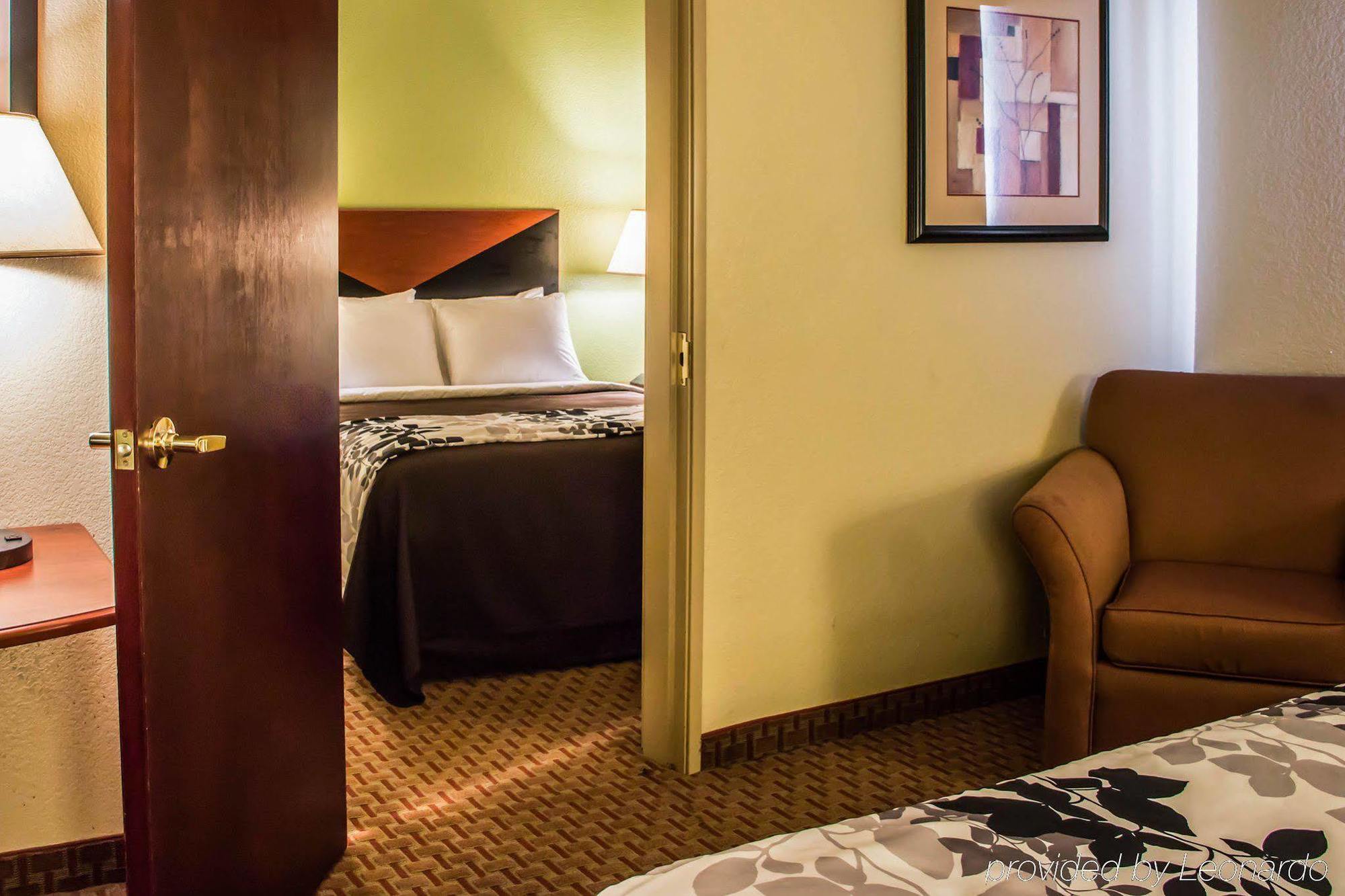 Hotel Sleep & At Six Flags 3*
