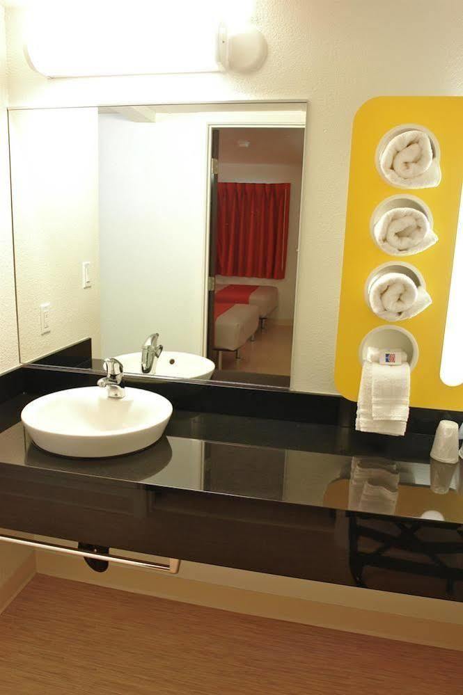 Hotel 6 San Antonio, Tx - Frost Bank Center 2*