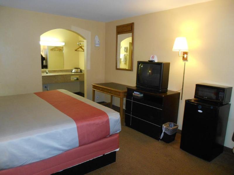 6 Tx I10 West Hotel