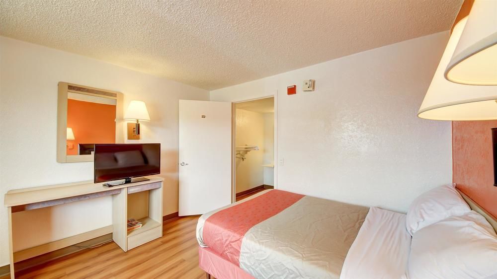 Inn Red Roof Northeast - Rittiman Rd 2*