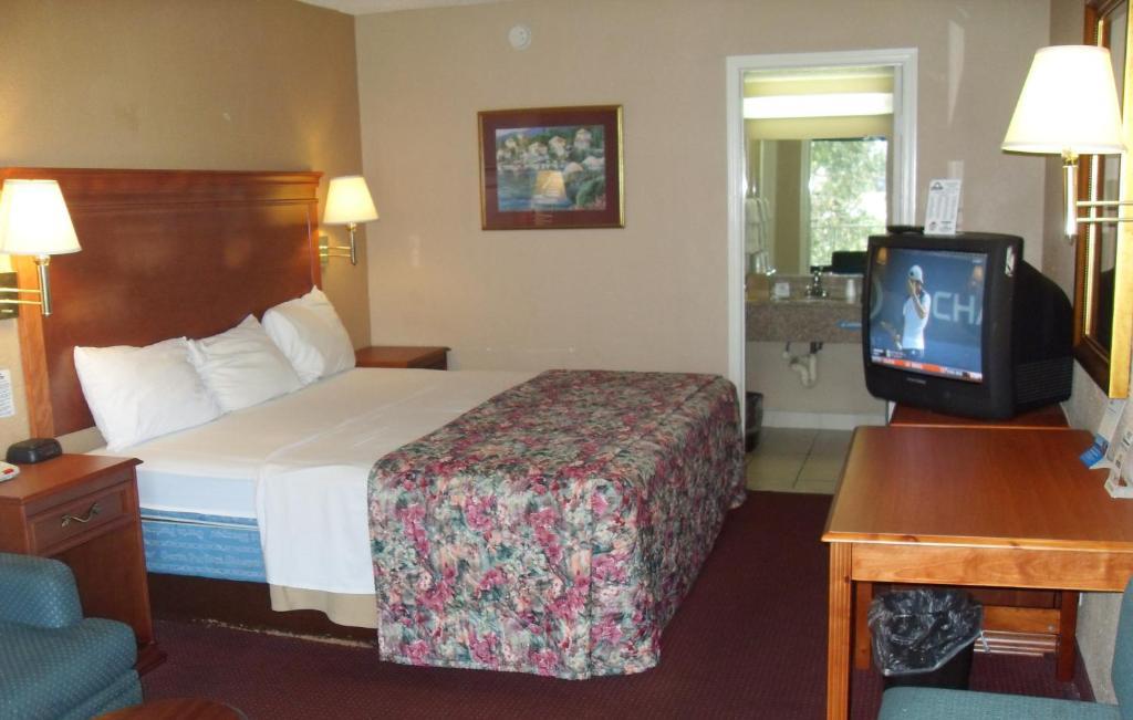 Days By Wyndham Splashtown/att Center Hotel 2*