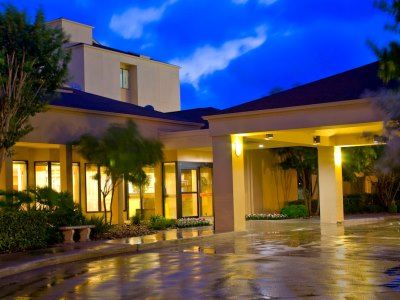 Courtyard By Marriott Airport Hotel