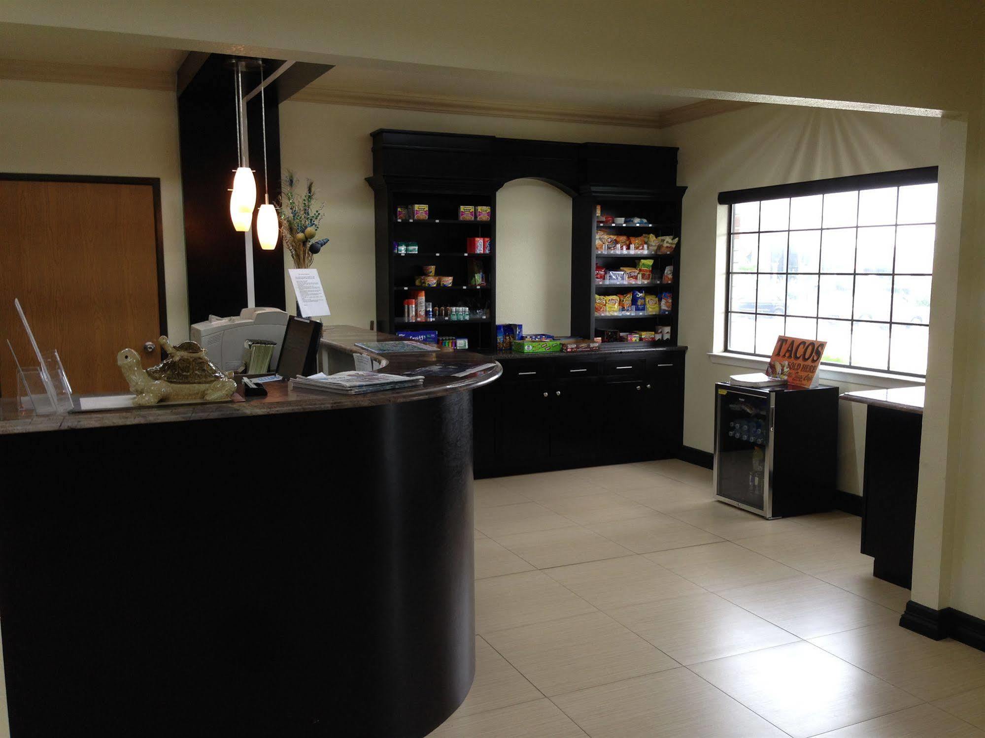 Hotel Surestay Plus By Best Western Airport 3*