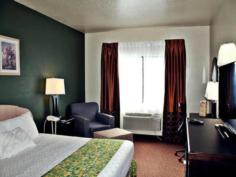 Hotel Surestay Plus By Best Western Airport 3*