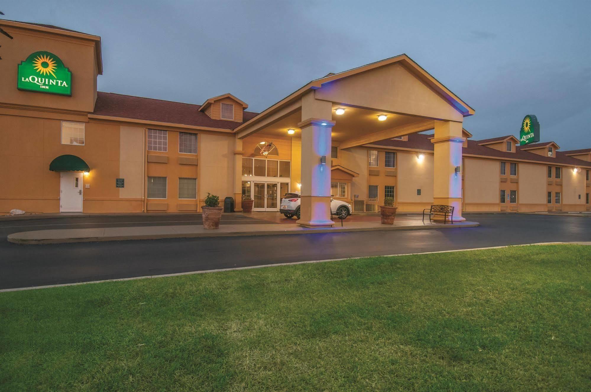 La Quinta By Wyndham Brooks City Base Hotel