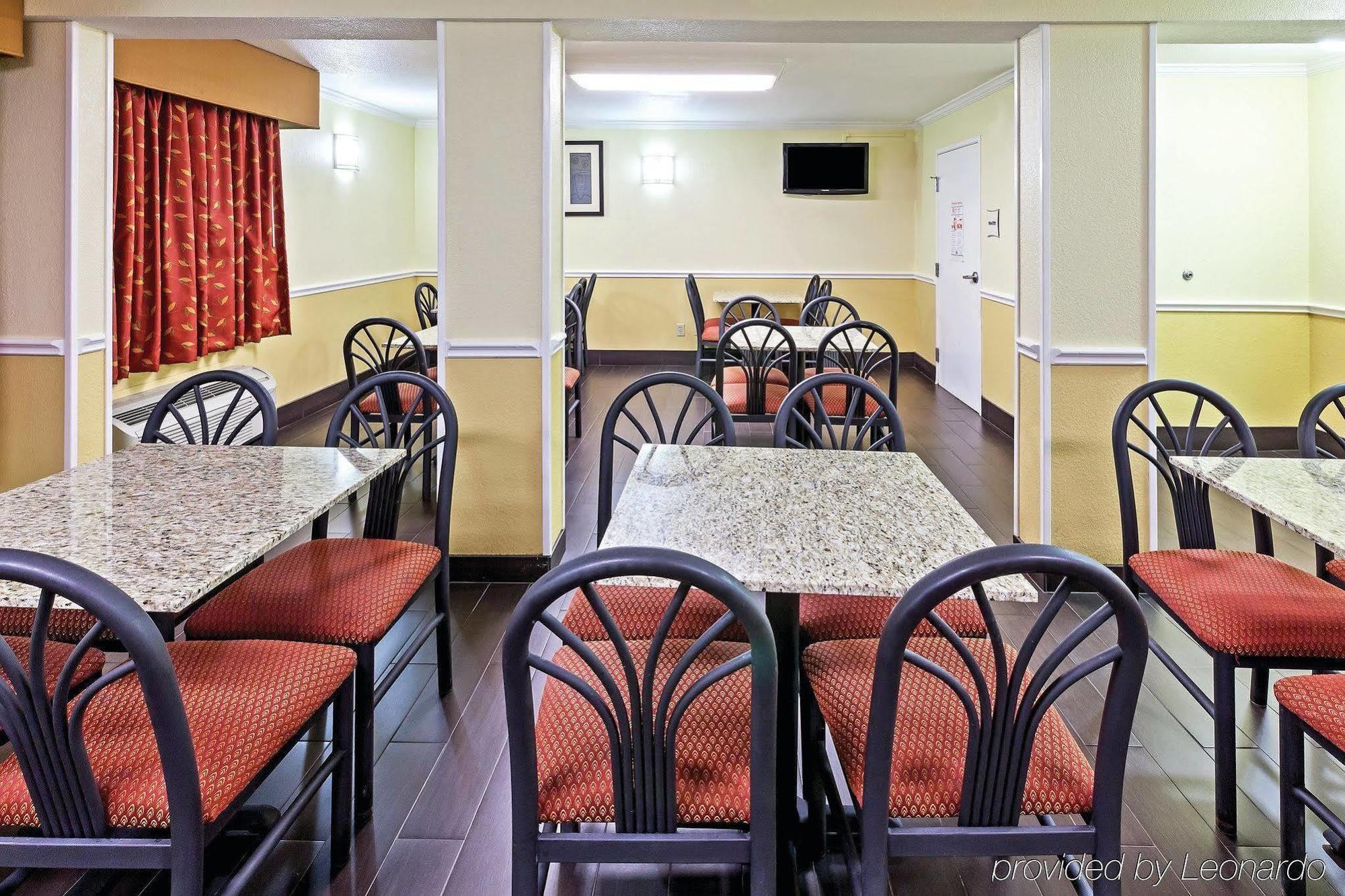 Hotel La Quinta By Wyndham Brooks City Base 3*
