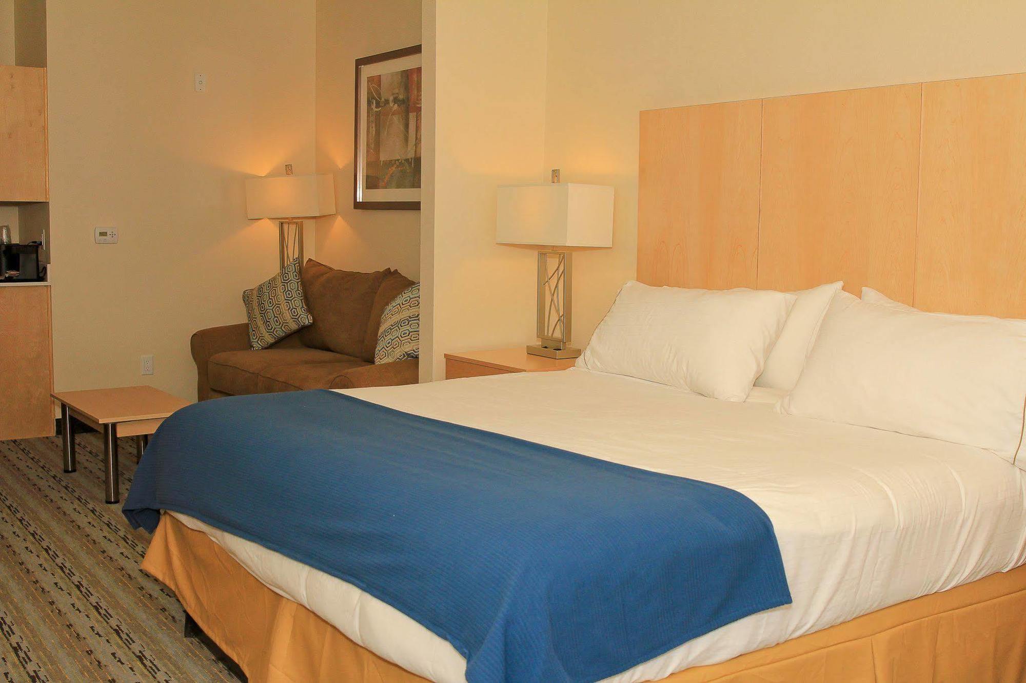 Hotel Express & Brooks Base By Ihg 3*