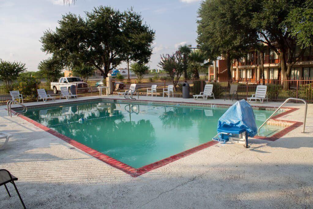 Motel Knights Near Frost Bank Center