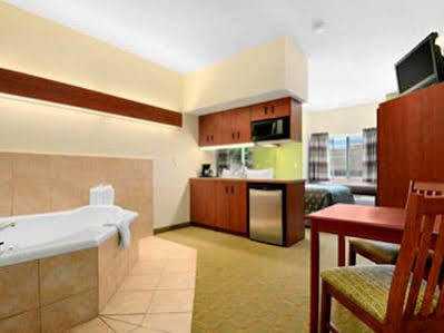 Super 8 By Wyndham Airport North 2*