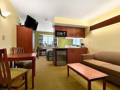 Super 8 By Wyndham Airport North Hotel 2*