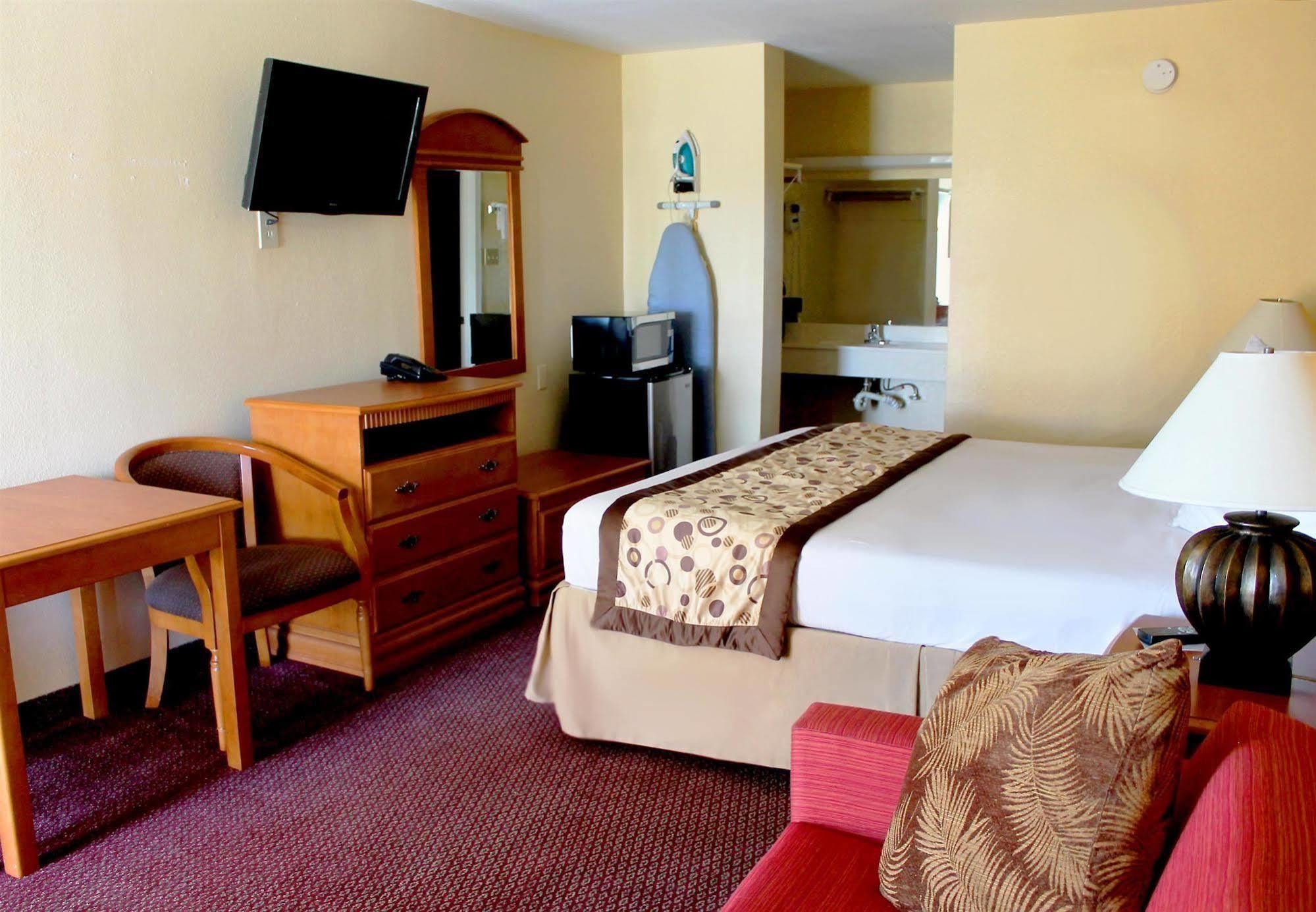Hotel Americas Value - At&t Center/fort Sam Houston 2*