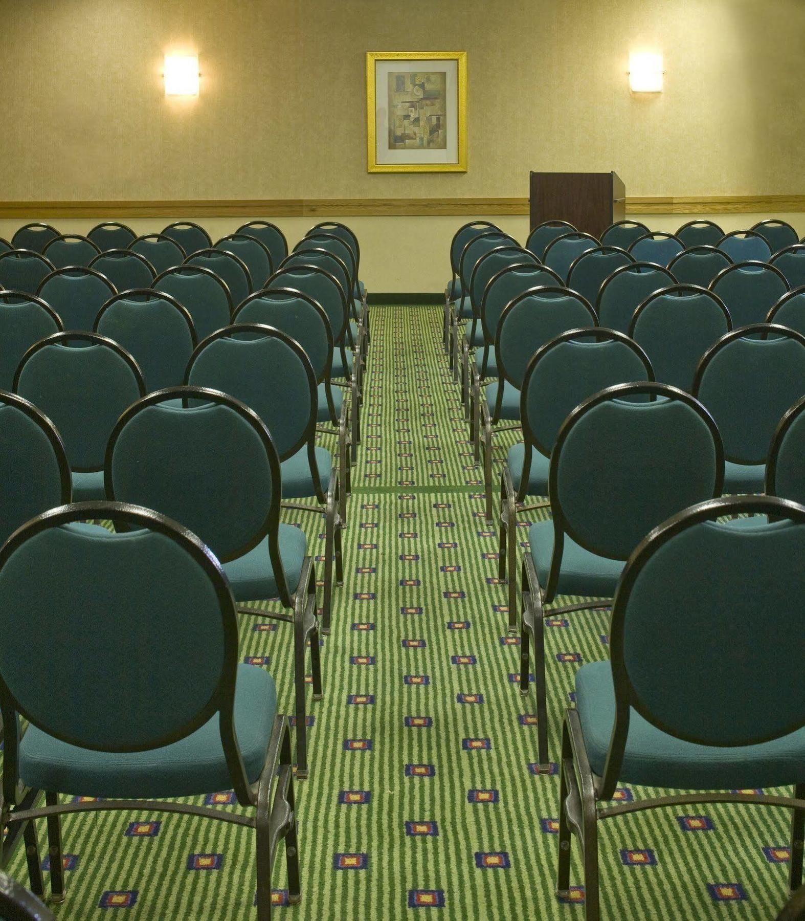 Hotel Courtyard By Marriott Airport