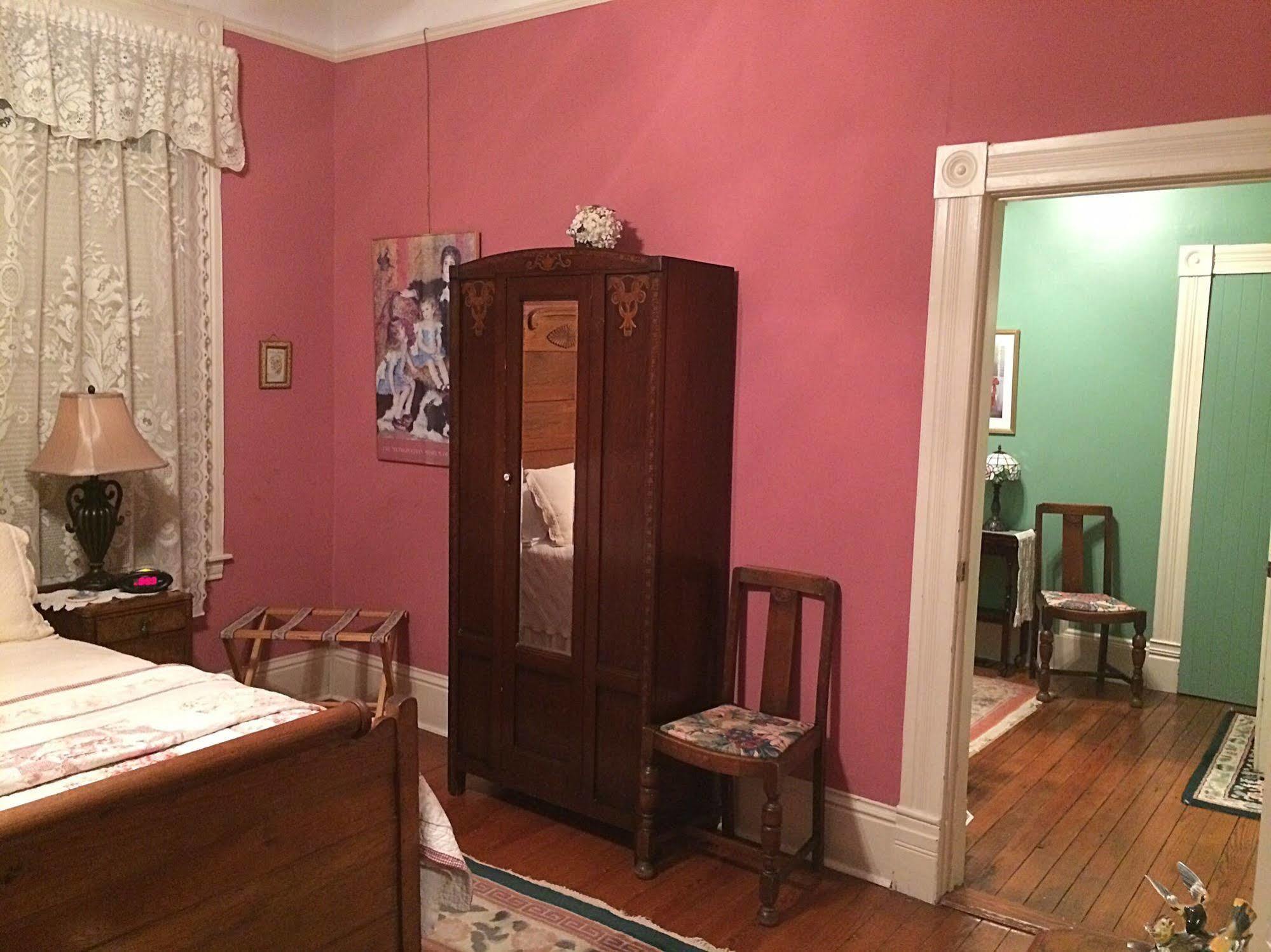 Brackenridge House 3*