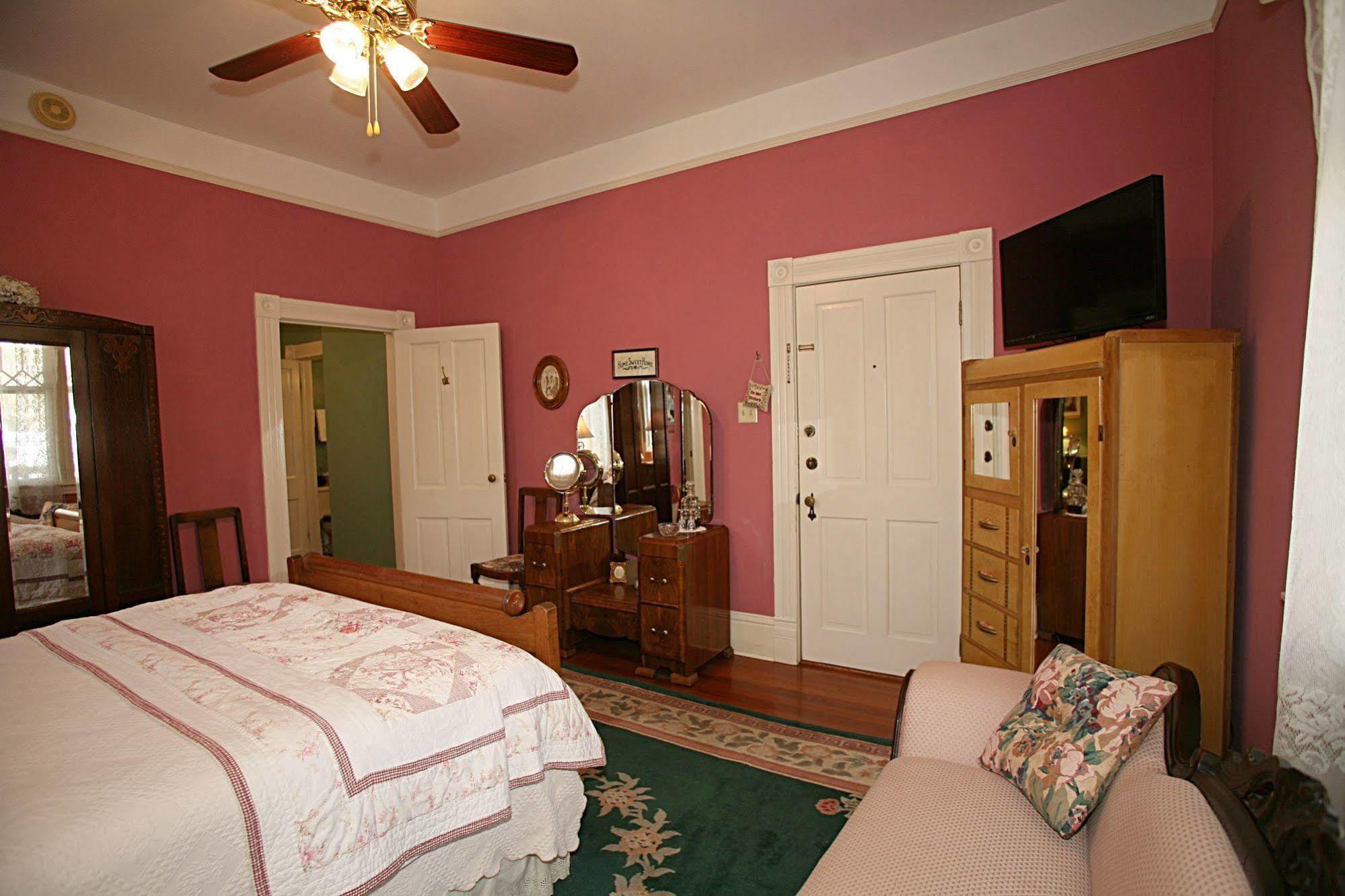 Brackenridge House 3*