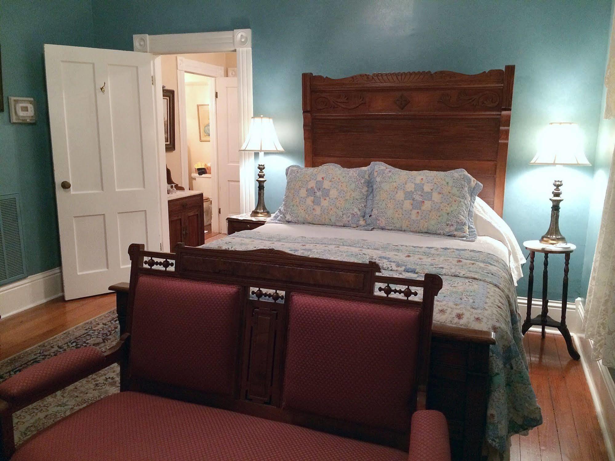 Brackenridge House 3*