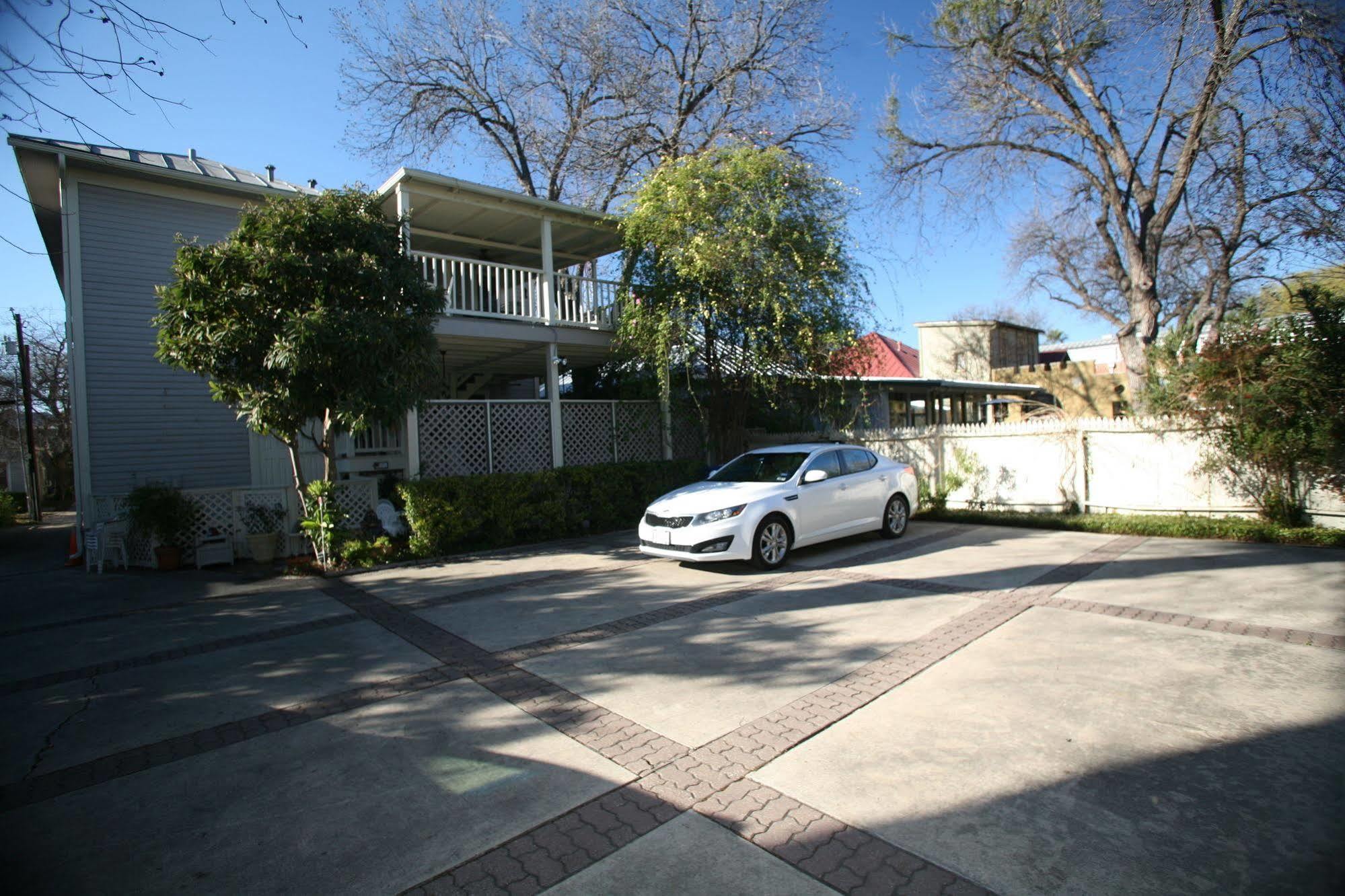 Brackenridge House 3*