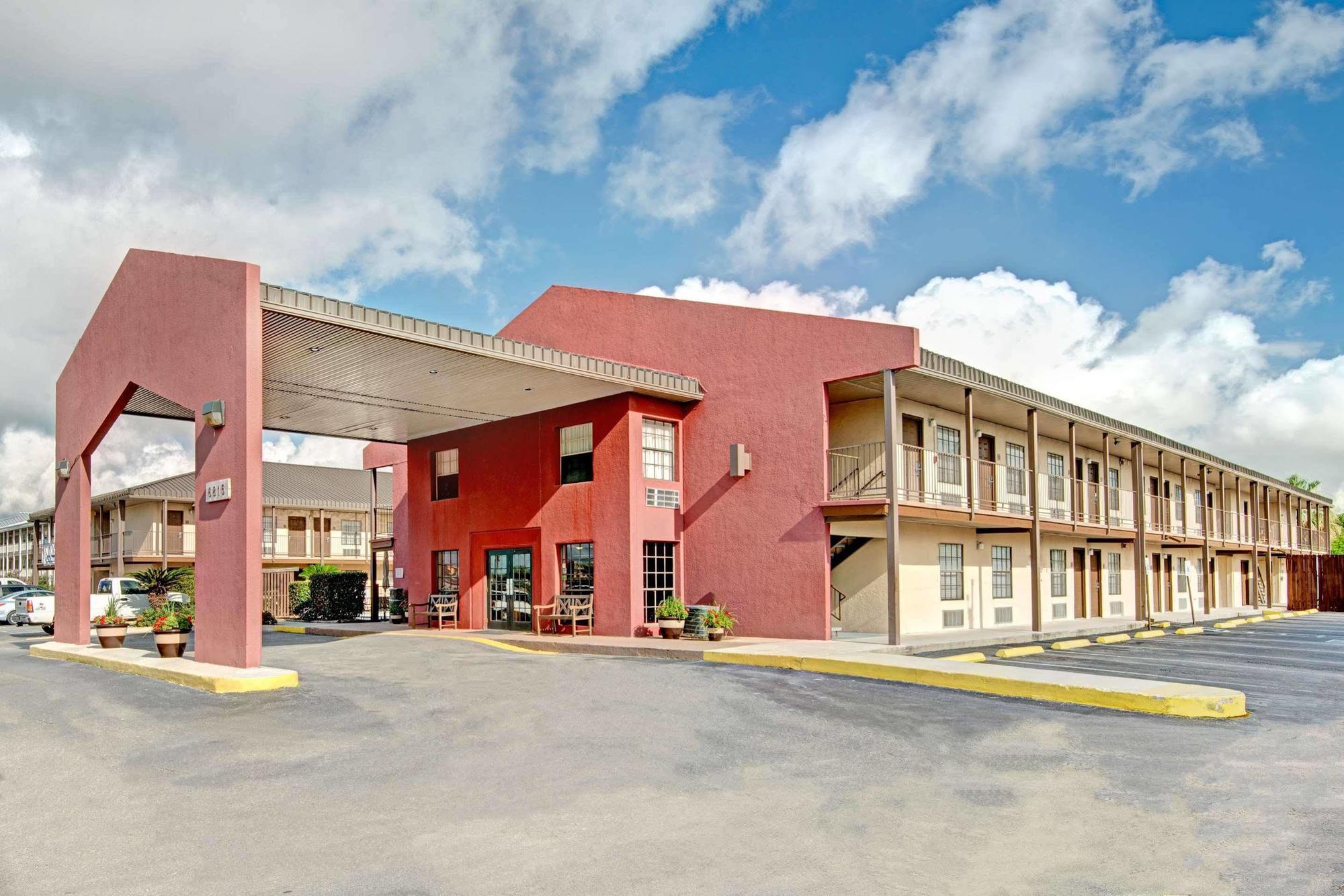 Deluxe Near Lackland Afb *
