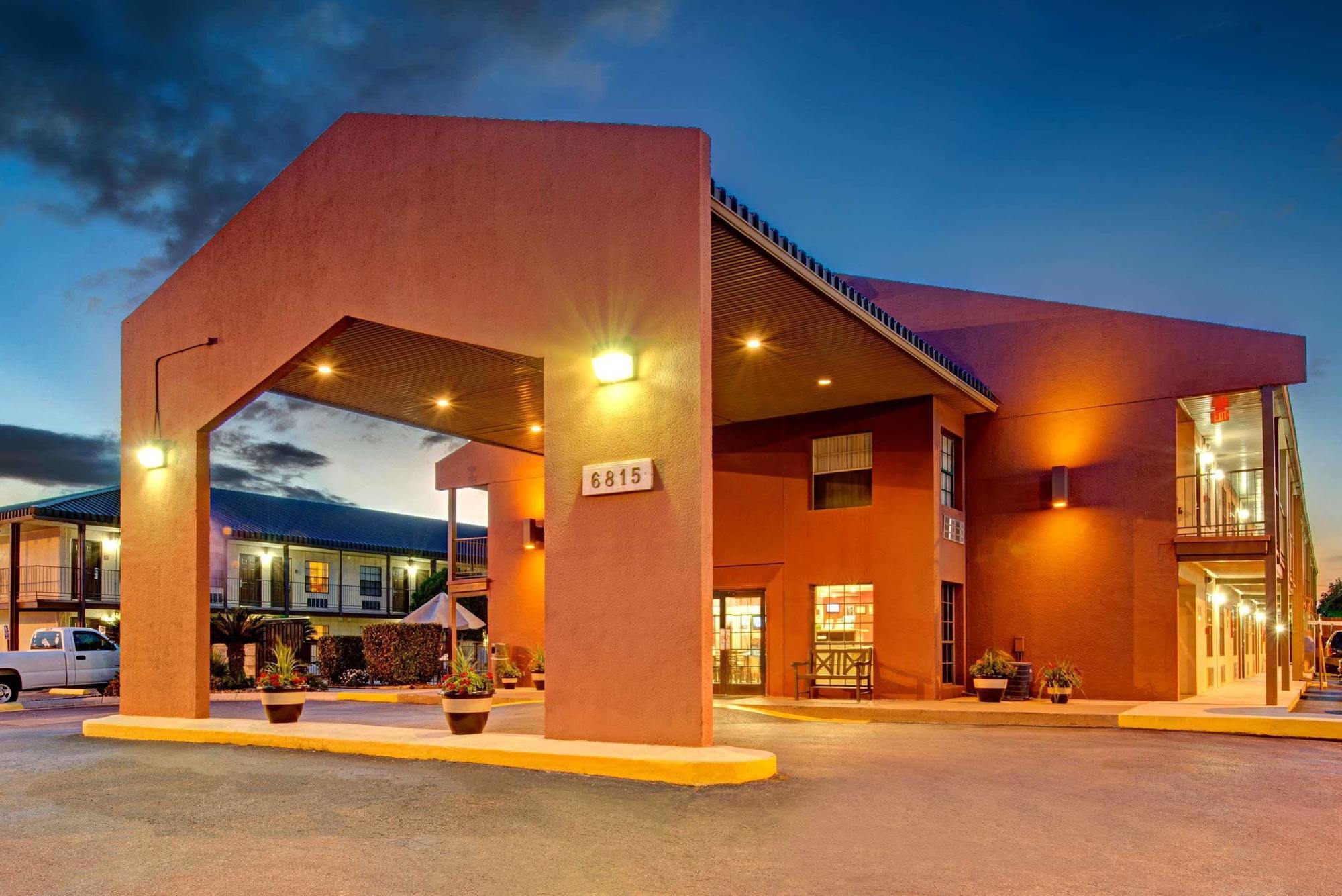 Hotel Deluxe Near Lackland Afb *