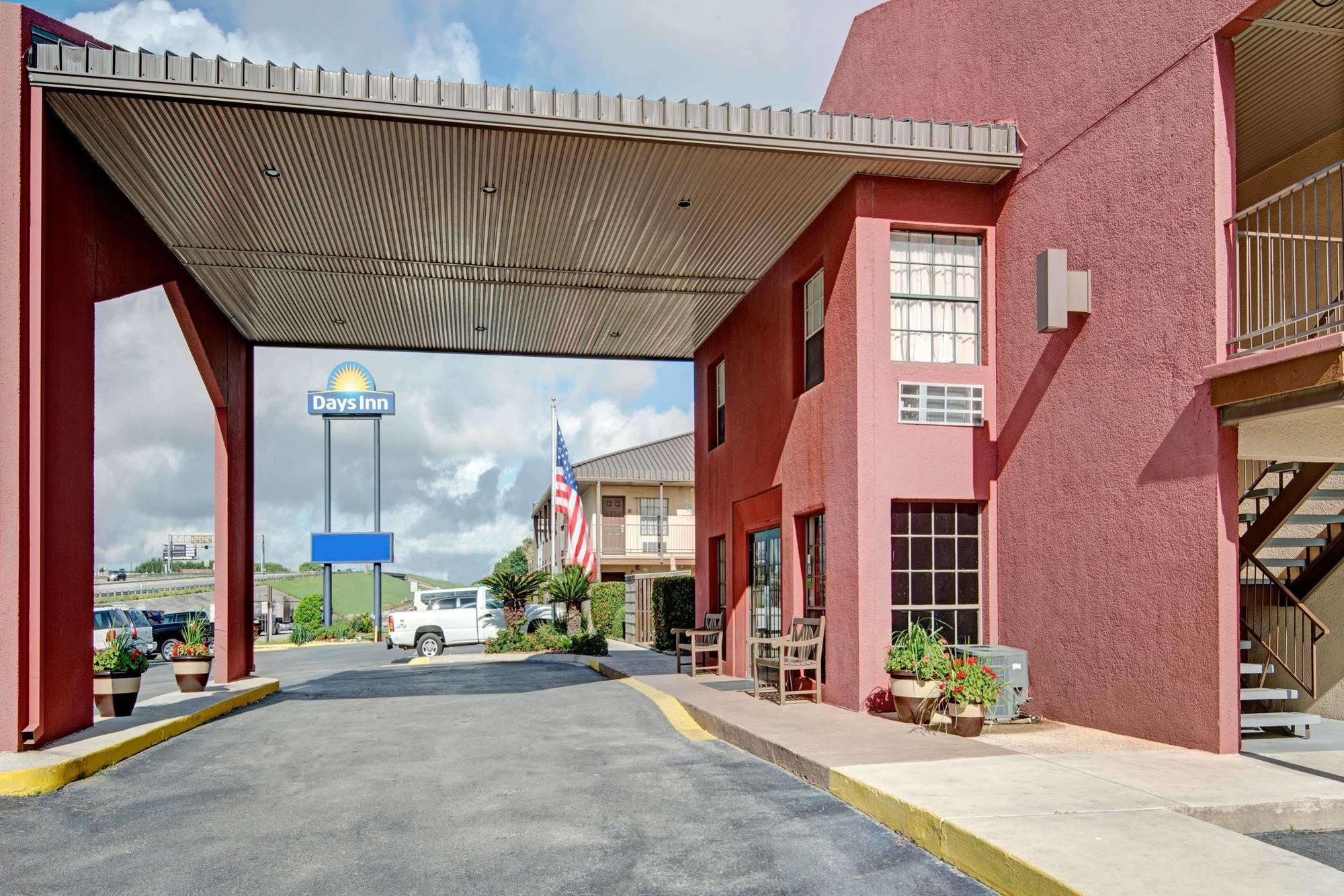 Deluxe Near Lackland Afb *
