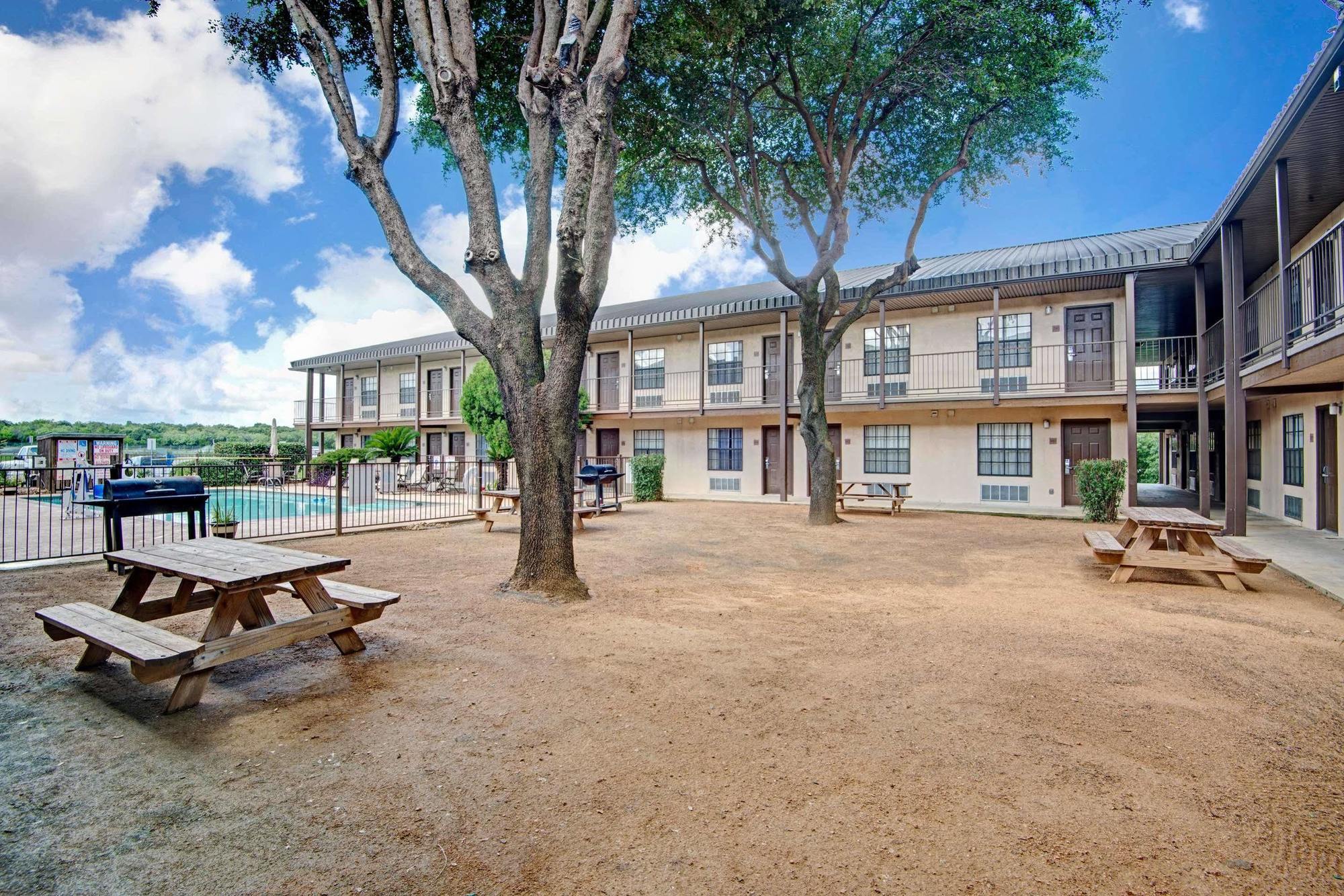 Hotel Deluxe Near Lackland Afb