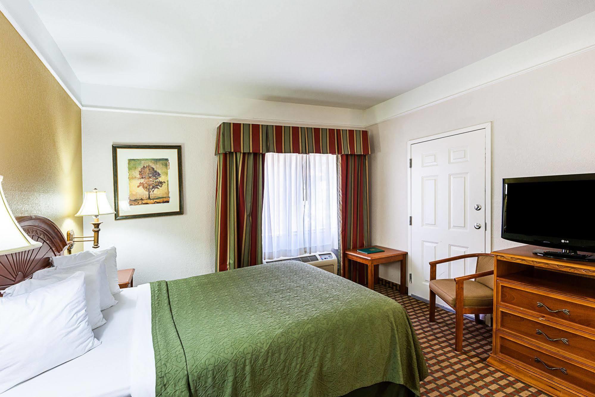 Quality & Seaworld North Hotel 3*