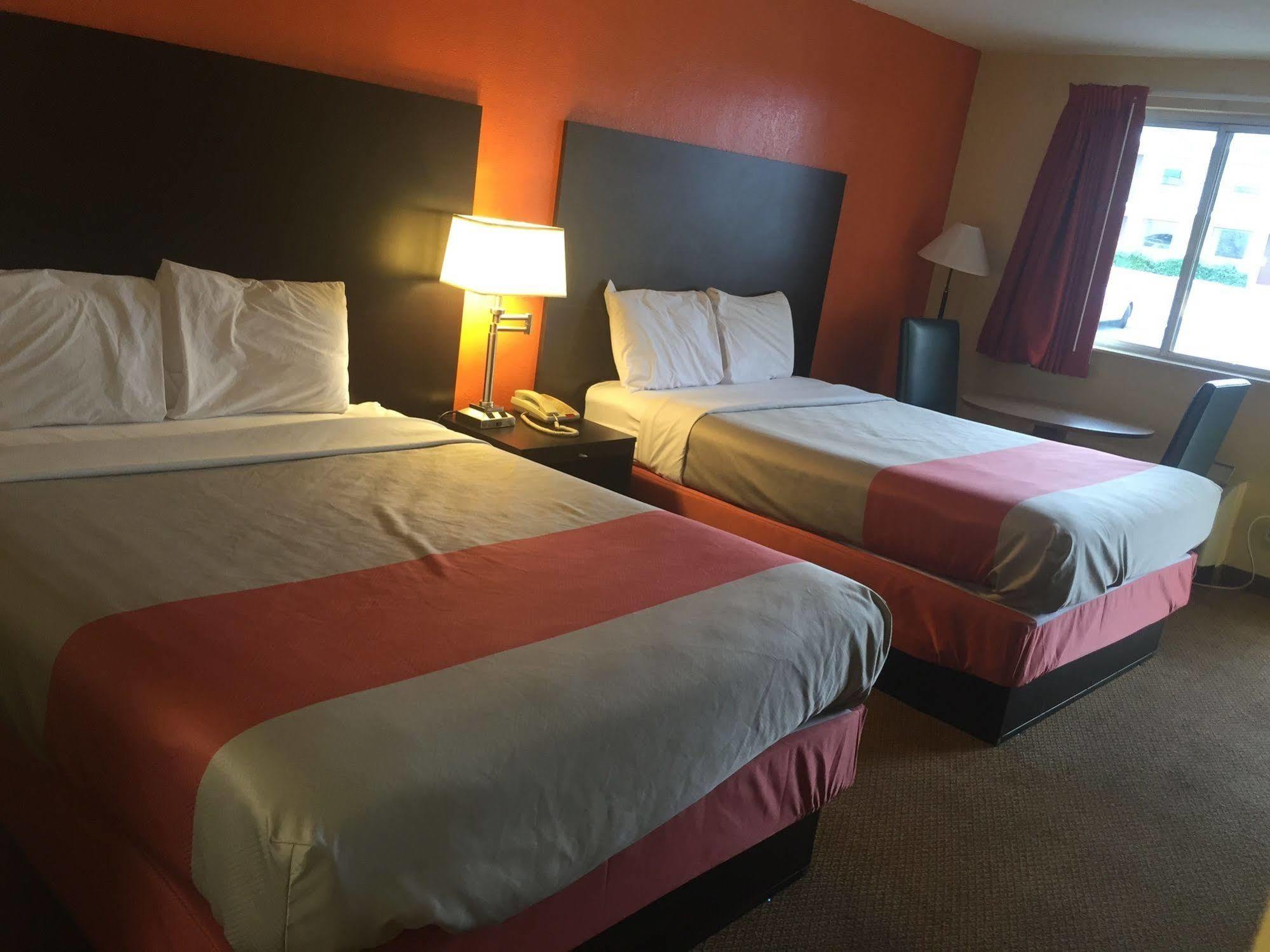 6 Tx I10 West Hotel