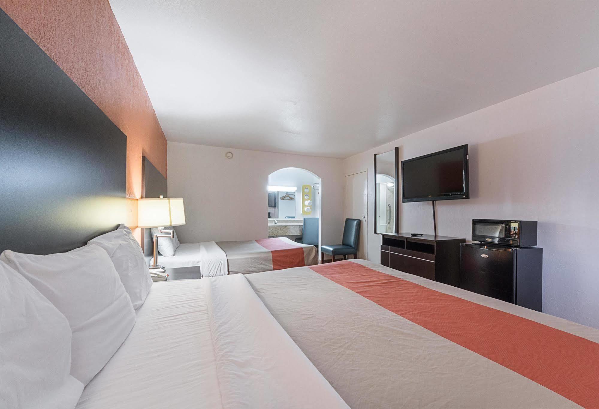 Hotel 6 Tx I10 West 2*