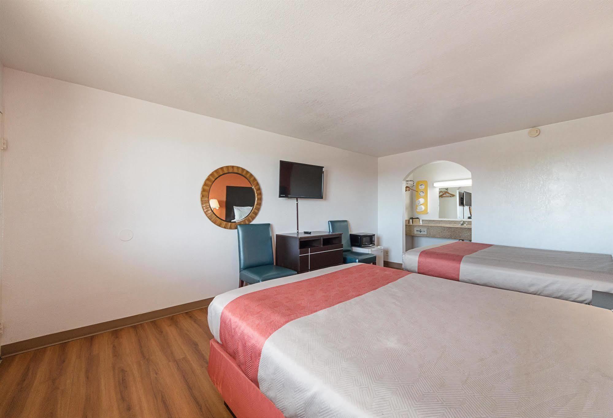 Hotel 6 Tx I10 West 2*
