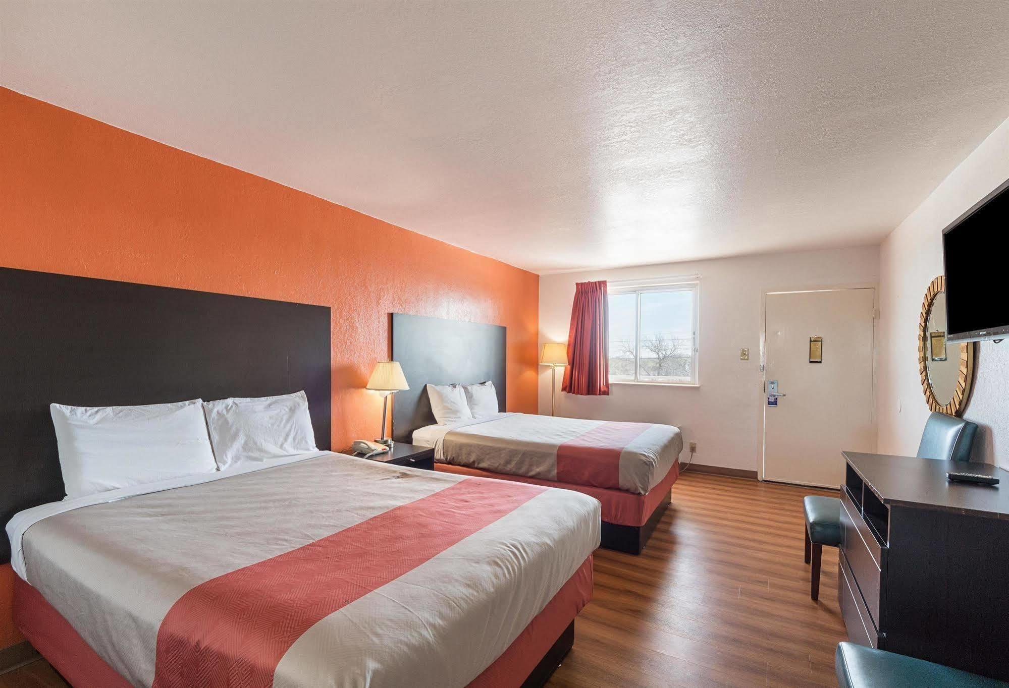Hotel 6 Tx I10 West 2*