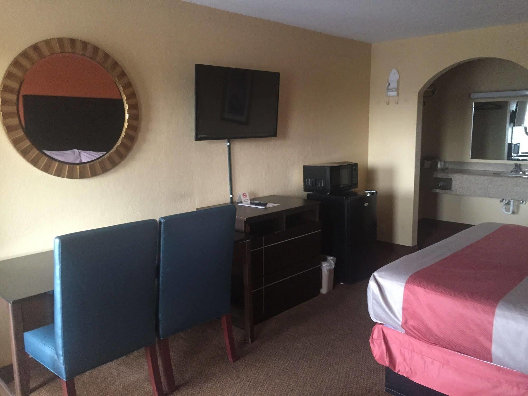 Hotel 6 Tx I10 West 2*