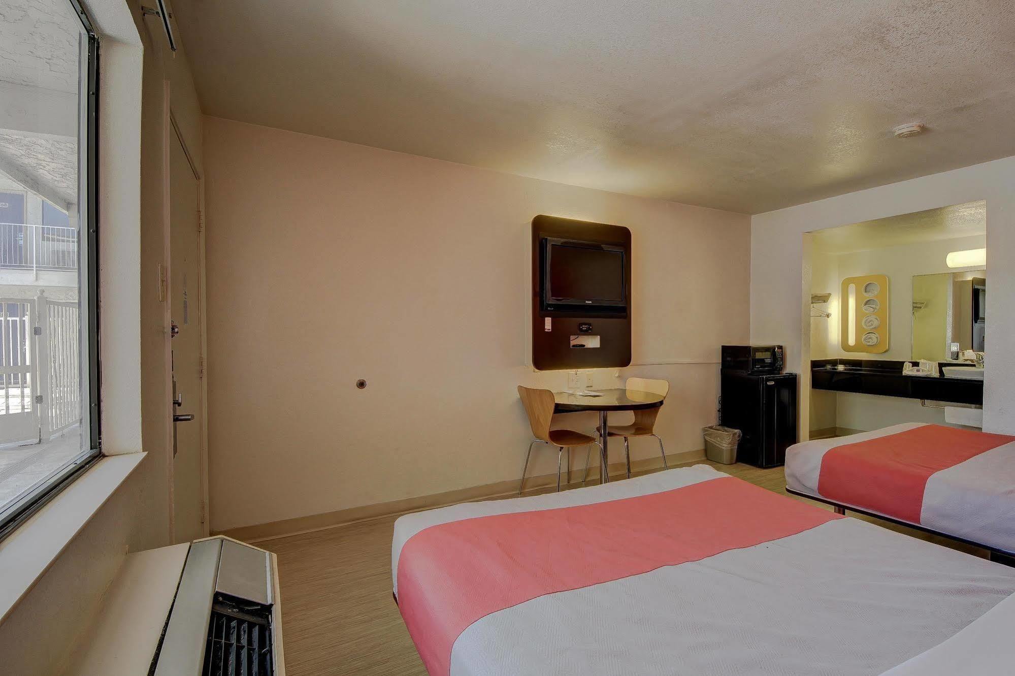 Hotel 6-san Antonio, Tx - Sam Houston 2*