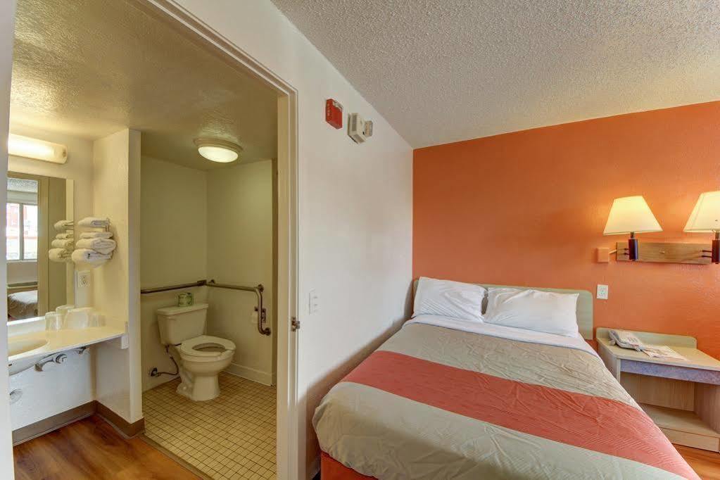 Inn Red Roof Northeast - Rittiman Rd 2*