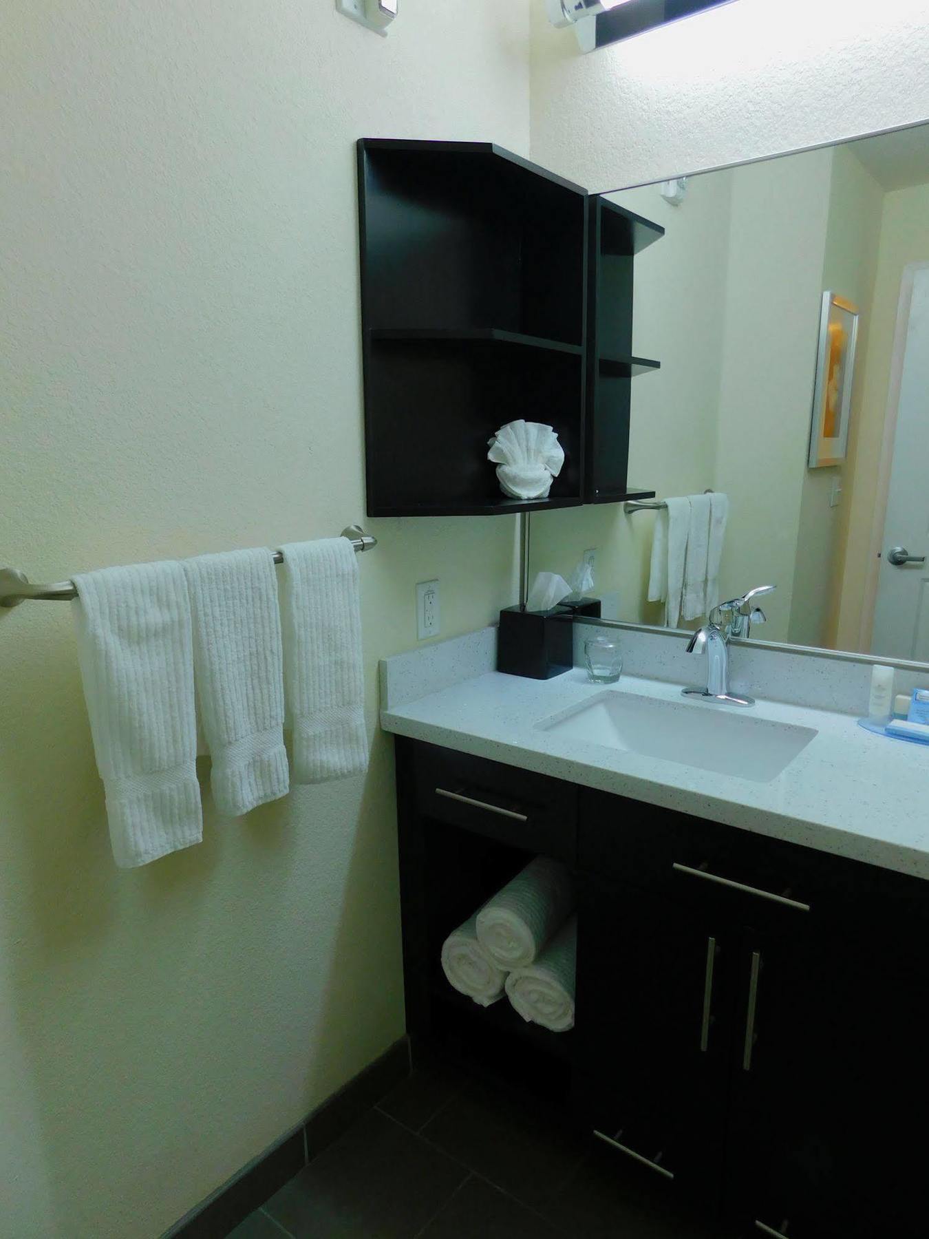 Candlewood Airport By Ihg Hotel