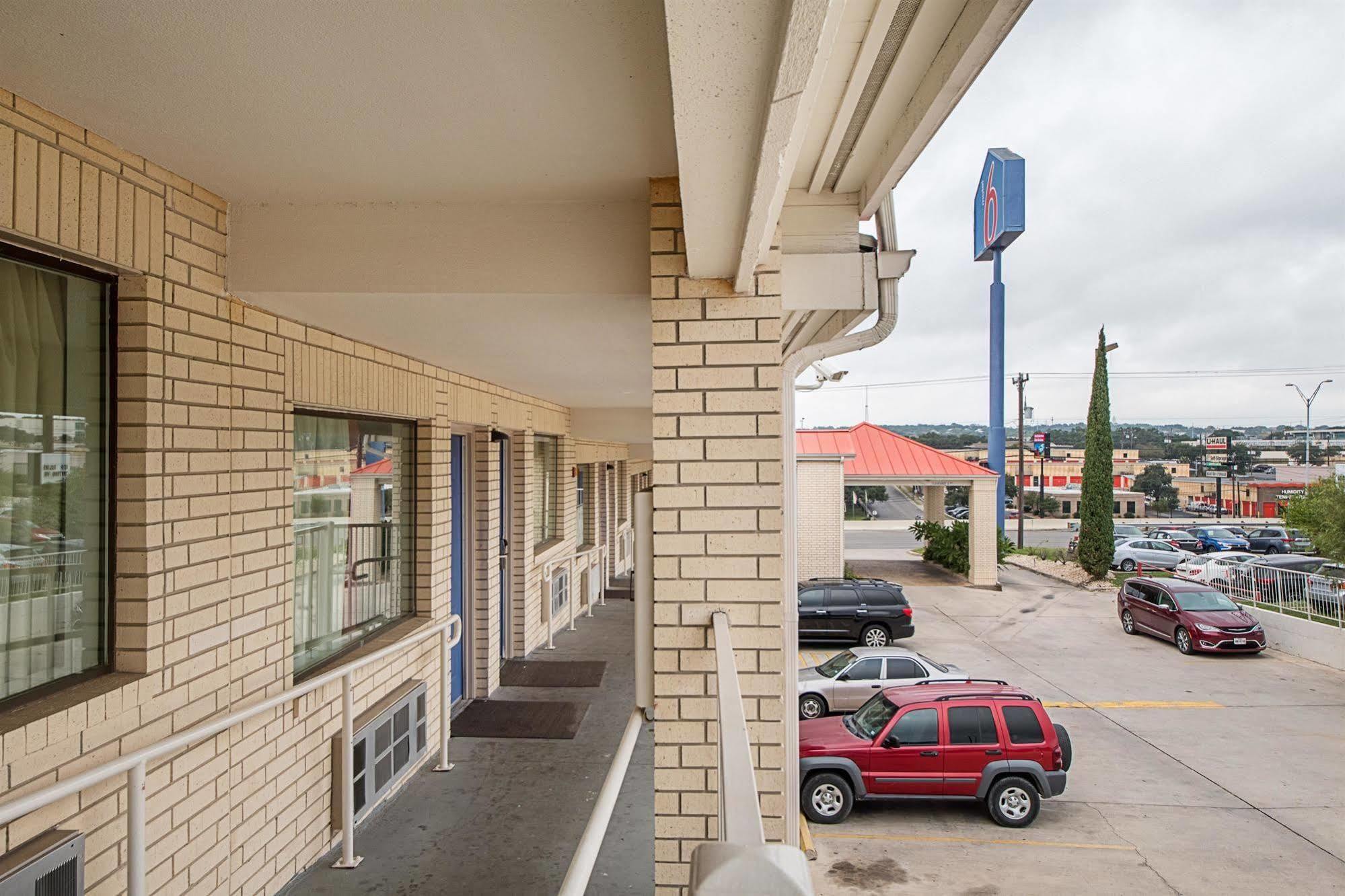 Hotel 6-san Antonio, Tx - Fiesta Trails 2*