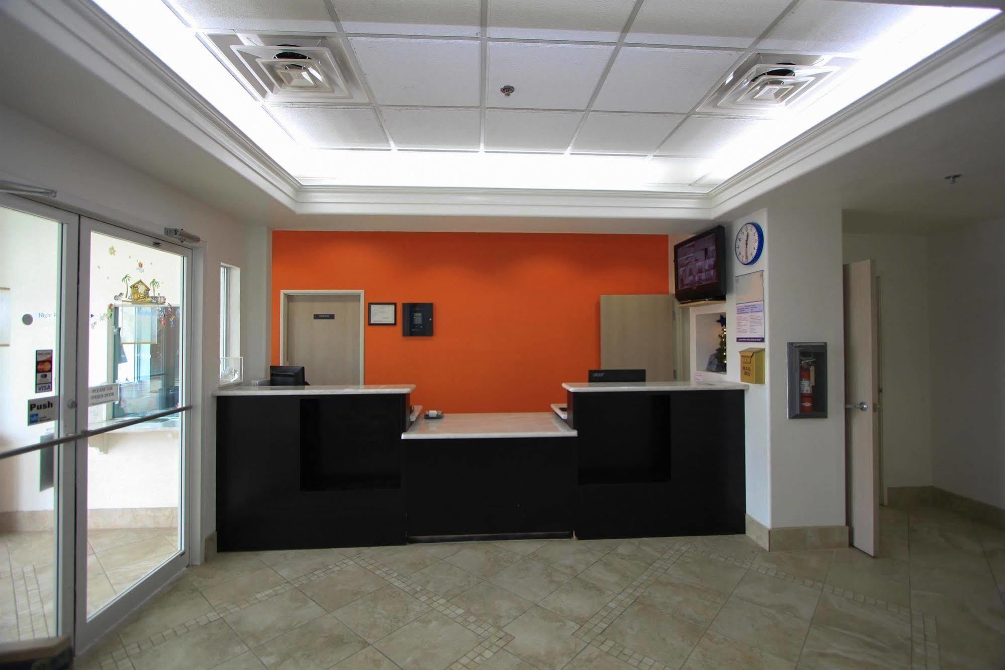 Hotel Baymont By Wyndham Airport 2*
