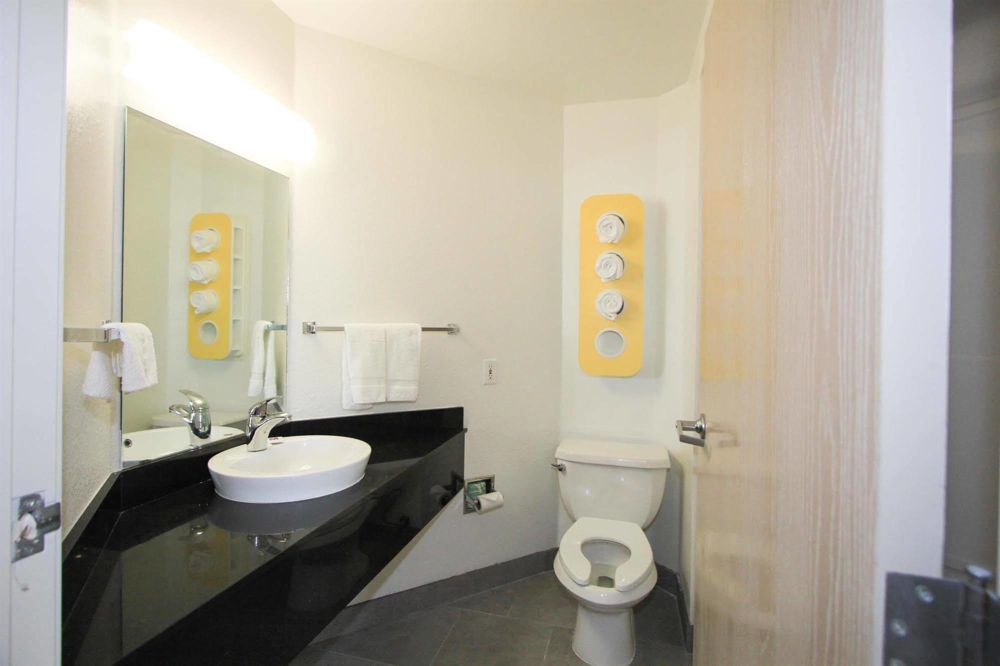 Baymont By Wyndham Airport Hotel 2*